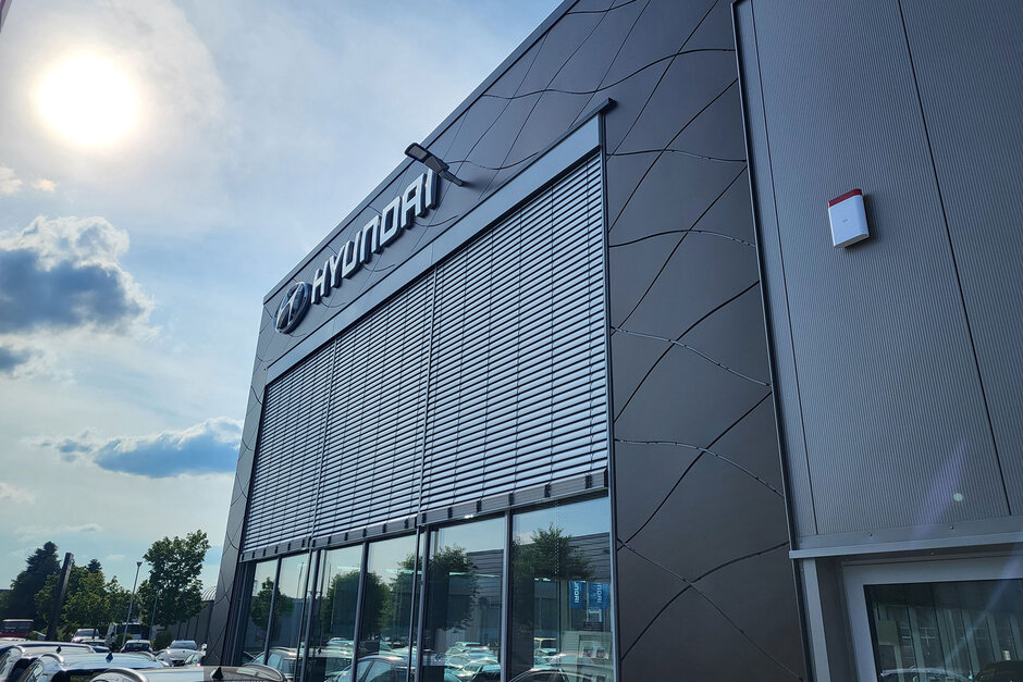 Sonnenschutz für ein Autohaus