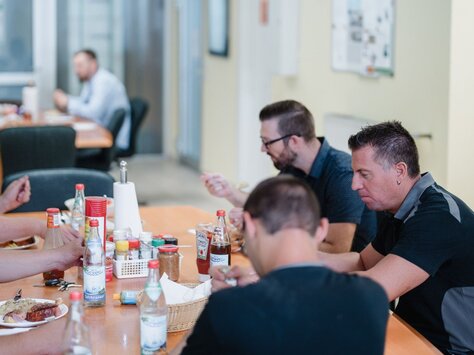 Mitarbeiter der Glasbau Wiedemann GmbH beim Mittagessen in der Kantine