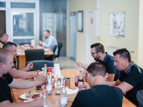 Mitarbeiter der Glasbau Wiedemann GmbH beim Mittagessen in der Kantine