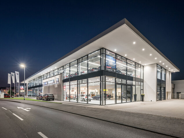 Referenz von Glasbau Wiedemann aus Augsburg: Glasfassade für Autohaus