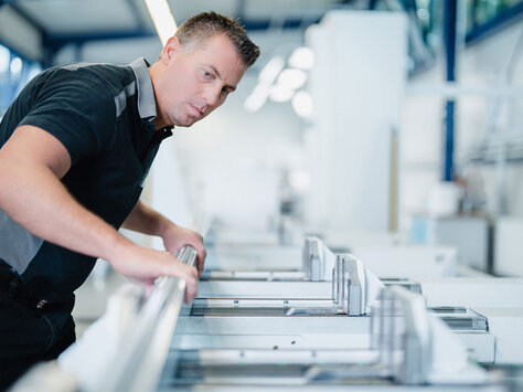 Detailaufnahmen bei der Herstellung von Aluminiumfenstern