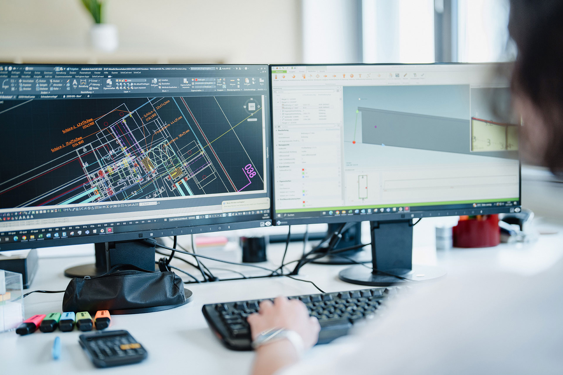 Computer gesteuerte Konstruktion von Metallbauteilen. Ein Mann sitz am Computer und bedient CAD-Software.