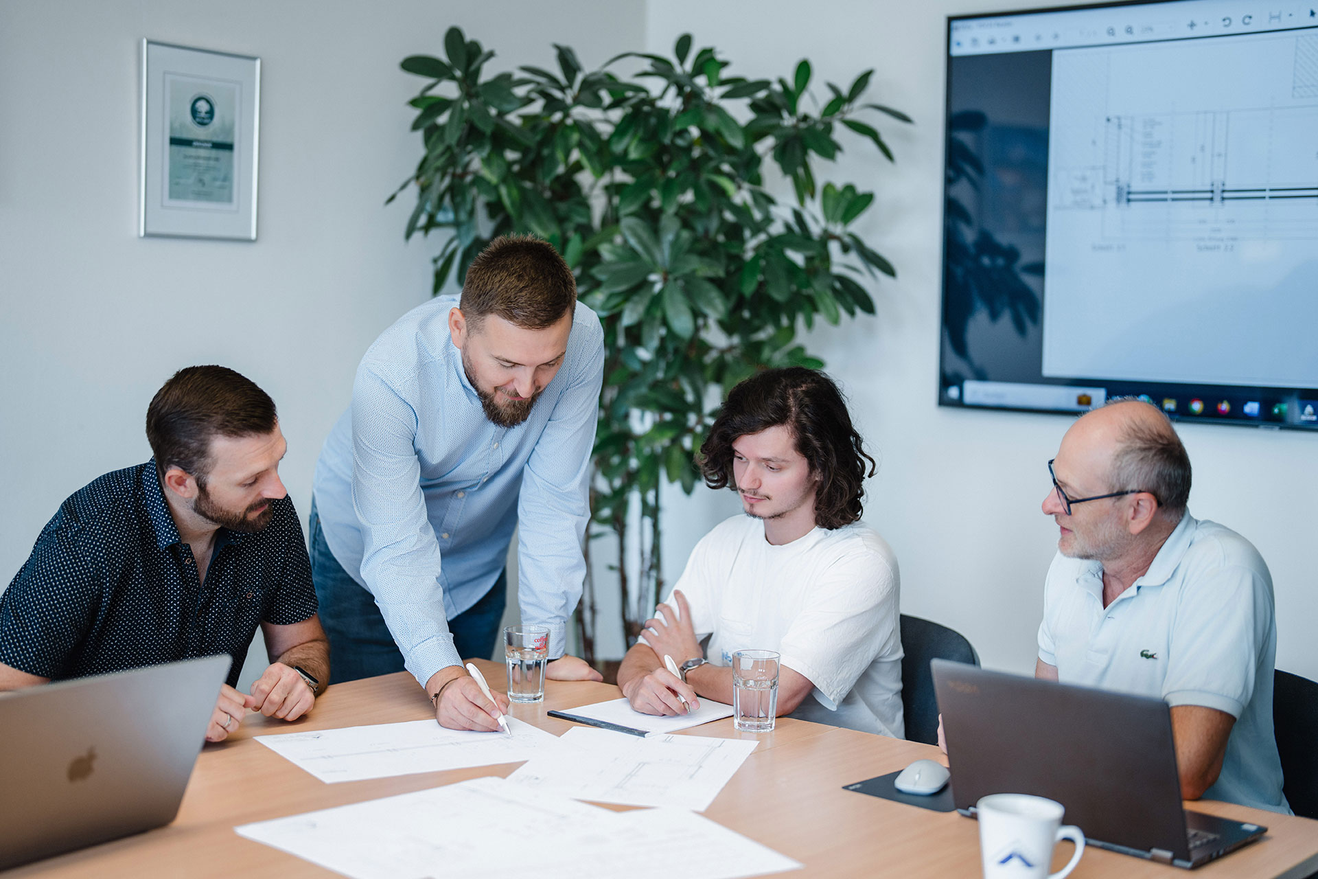 Planungsszene bei Glasbau Wiedemann – vier Mitarbeiter sitzen in einer Besprechung