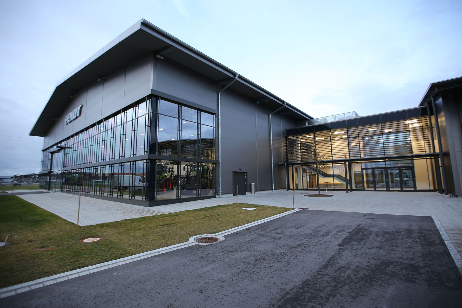 Fassade, Fenster und Türen an einem modernen Geschäftsgebäude – Referenz von Glasbau Wiedemann aus Augsburg