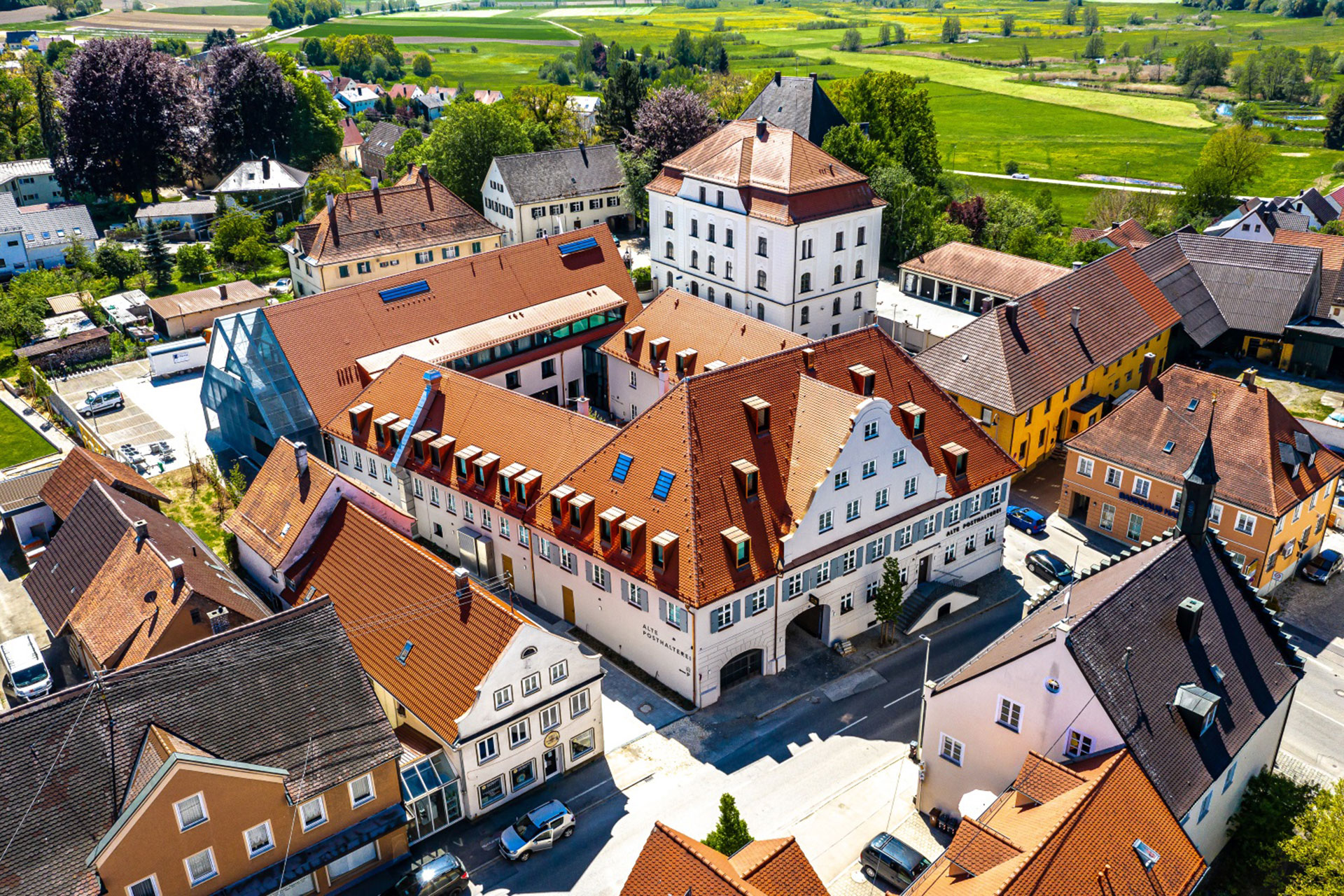 Sanierung von Altbauten, Drohnenansicht auf ein saniertes historisches Hotel